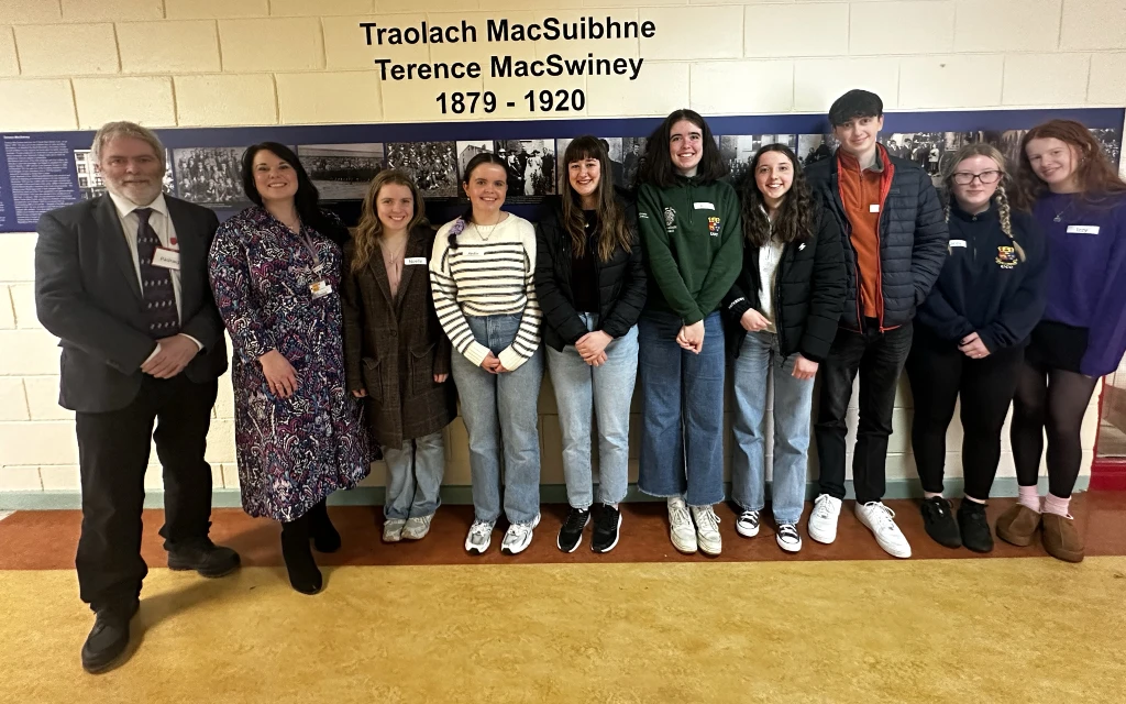 Mic léinn agus cuid dfhoireann Bharr na gCnoc